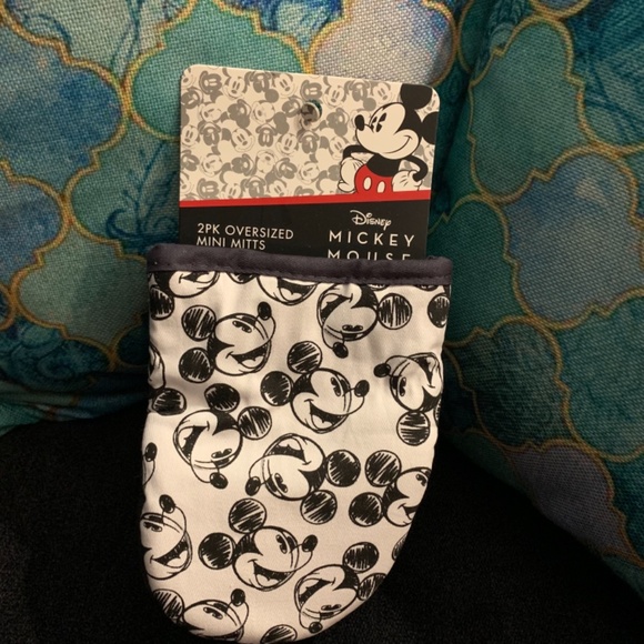 Disney Mickey Mouse Oven Mitt NEW - Picture 1 of 4
